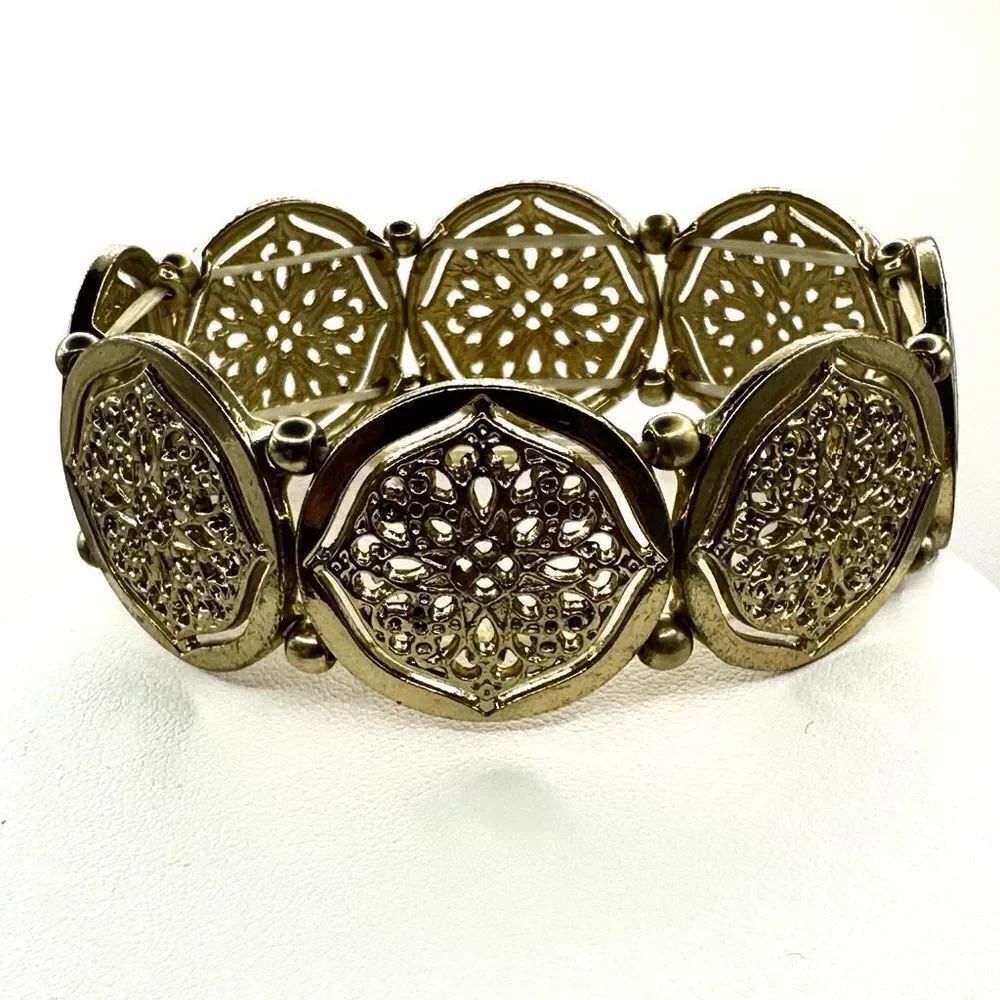 Gold tone circle stretchy bracelet
